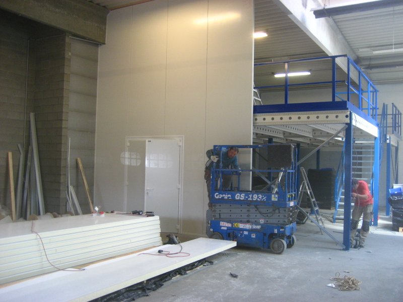 Platform with cladding by sandwich panels